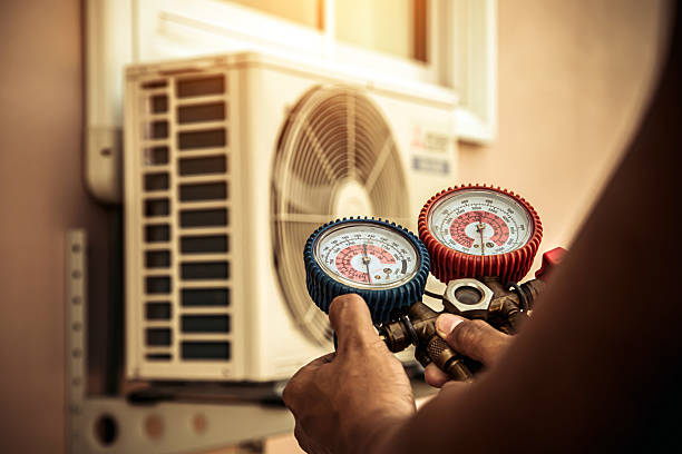 Professional Hvac technician working in Summitville, IN